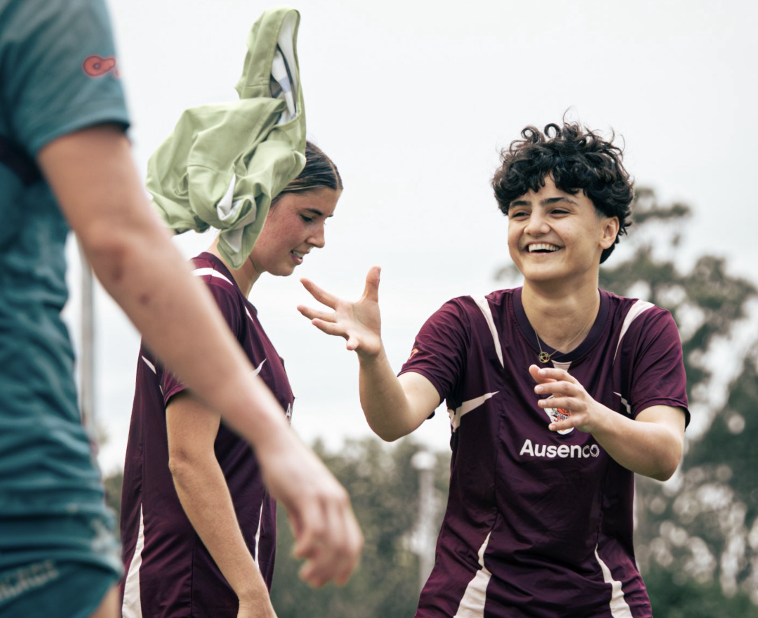 开云体育官网-拒绝回国！伊朗女足2名逃离队员露面：露大腿脱头巾训练 笑容满面