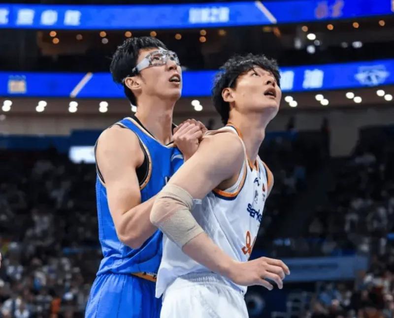 开云体育官网-谁还说他们弱?弗格与王哲林彻底觉醒虐杀北京,主导内外太强了!